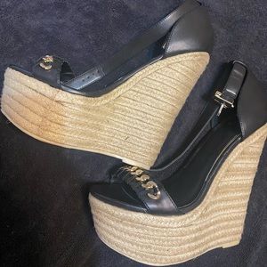 Black wedge
